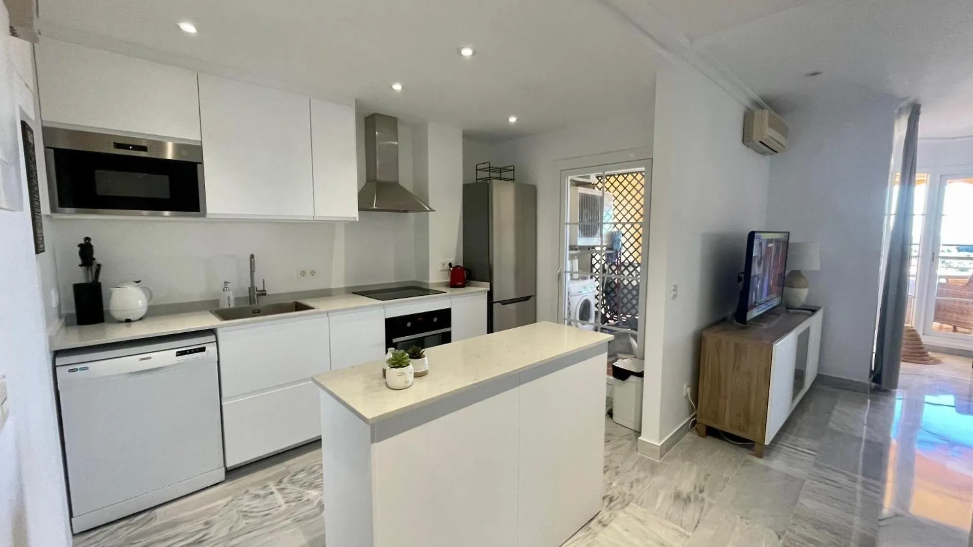 2-Bed Apartment - Sea View - 10M From Puerto Banus 마르베야 0*,  스페인
